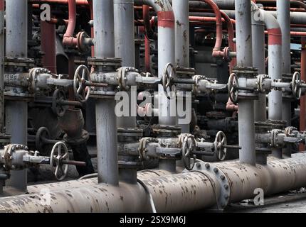 Valvole, tubi e pompe su un forno da coke per impianto di produzione. Lavori chimici. Foto Stock