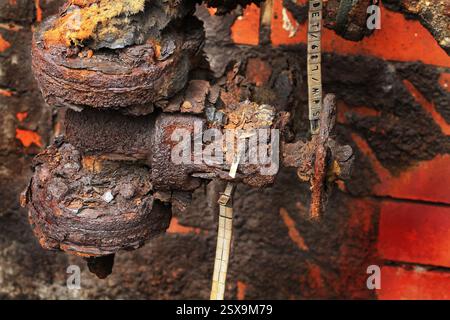 Valvole, tubi e pompe su un forno da coke per impianto di produzione. Lavori chimici. Foto Stock