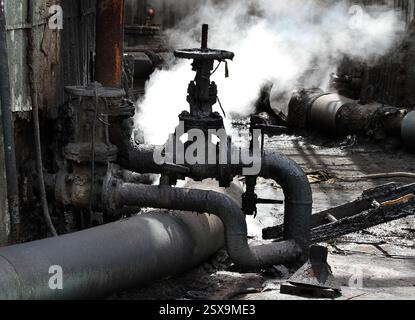 Valvole, tubi e pompe su un forno da coke per impianto di produzione. Lavori chimici. Foto Stock