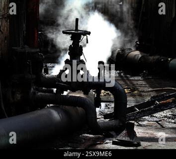 Valvole, tubi e pompe su un forno da coke per impianto di produzione. Lavori chimici. Foto Stock