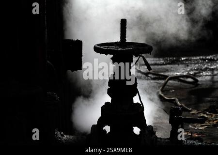 Valvole, tubi e pompe su un forno da coke per impianto di produzione. Lavori chimici. Foto Stock
