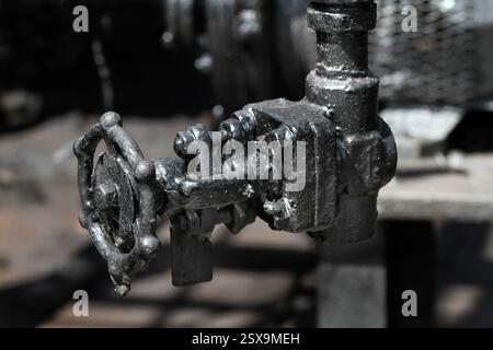 Valvole, tubi e pompe su un forno da coke per impianto di produzione. Lavori chimici. Foto Stock