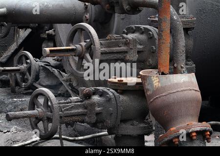 Valvole, tubi e pompe su un forno da coke per impianto di produzione. Lavori chimici. Foto Stock