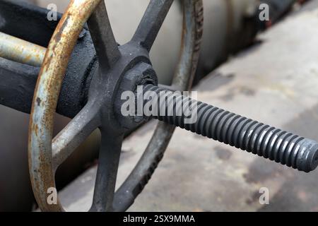 Valvole, tubi e pompe su un forno da coke per impianto di produzione. Lavori chimici. Foto Stock