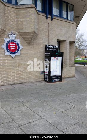 Il cestino dei coltelli Ben Kinsella Trust fuori dalla stazione di polizia Essex a Colchester. La fiducia educa e compie campagne contro il crimine da coltello. Foto Stock