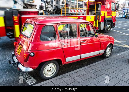 Renault 4 rossa d'epoca classica in Newcastle upon tyne Street Foto Stock