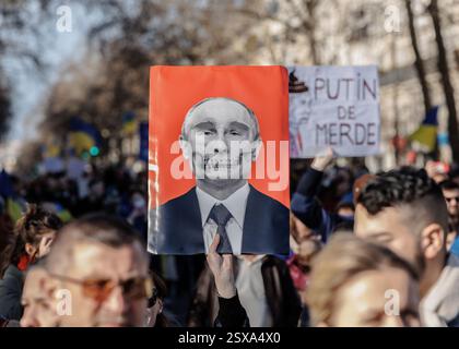 Saint Ouen, Parigi, Francia. 23 febbraio 2025. I manifestanti marciano con cartelli e bandiere ucraine durante una manifestazione a sostegno dell'Ucraina alla vigilia del terzo anniversario dell'invasione russa del paese, a Parigi il 23 febbraio 2025. (Credit Image: © Sadak Souici/ZUMA Press Wire) SOLO PER USO EDITORIALE! Non per USO commerciale! Crediti: ZUMA Press, Inc./Alamy Live News Foto Stock
