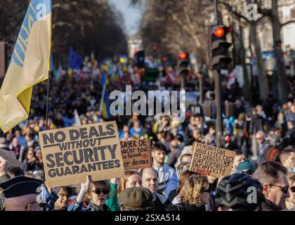 Saint Ouen, Parigi, Francia. 23 febbraio 2025. I manifestanti marciano con cartelli e bandiere ucraine durante una manifestazione a sostegno dell'Ucraina alla vigilia del terzo anniversario dell'invasione russa del paese, a Parigi il 23 febbraio 2025. (Credit Image: © Sadak Souici/ZUMA Press Wire) SOLO PER USO EDITORIALE! Non per USO commerciale! Crediti: ZUMA Press, Inc./Alamy Live News Foto Stock