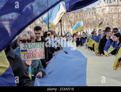 Saint Ouen, Parigi, Francia. 23 febbraio 2025. I manifestanti marciano con cartelli e bandiere ucraine durante una manifestazione a sostegno dell'Ucraina alla vigilia del terzo anniversario dell'invasione russa del paese, a Parigi il 23 febbraio 2025. (Credit Image: © Sadak Souici/ZUMA Press Wire) SOLO PER USO EDITORIALE! Non per USO commerciale! Crediti: ZUMA Press, Inc./Alamy Live News Foto Stock