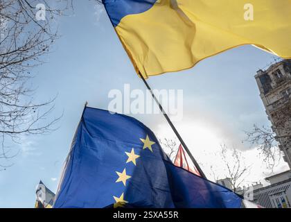 Saint Ouen, Parigi, Francia. 23 febbraio 2025. I manifestanti marciano con cartelli e bandiere ucraine durante una manifestazione a sostegno dell'Ucraina alla vigilia del terzo anniversario dell'invasione russa del paese, a Parigi il 23 febbraio 2025. (Credit Image: © Sadak Souici/ZUMA Press Wire) SOLO PER USO EDITORIALE! Non per USO commerciale! Crediti: ZUMA Press, Inc./Alamy Live News Foto Stock
