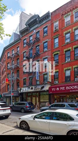 Una cornice in metallo timbrato incorona 46 Mulberry Street, una casa di appartamenti in mattoni a cinque piani costruita nel 1886 nella Chinatown di New York. Foto Stock