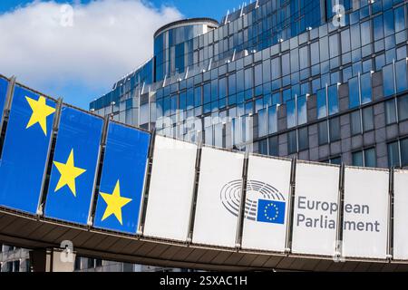 L'Esplanade Solidarność 1980 définit le site du Parlement européen à Bruxelles, en reliant ses bâtiments à la Place du Luxembourg, à la gare de Bruxel Foto Stock
