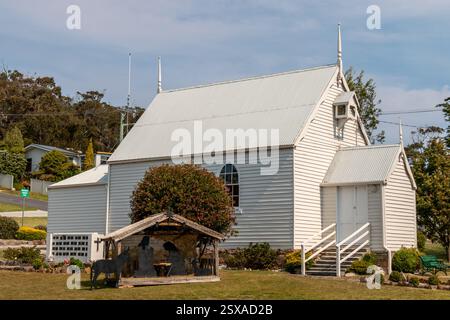 Piccola comunità in legno bianco e Chiesa anglicana della costa orientale con presepe a Bicheno, Tasmania Foto Stock