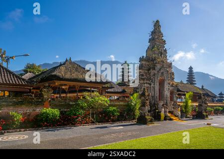 Vista del tempio di Ulun Danu Beratan sul lago Bratan, Bali, Indonesia, Asia sudorientale e Asia Foto Stock