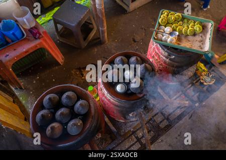 Vista di Klepon, torte di riso tradizionali balinesi, Bali, Indonesia, Sud-est asiatico, Asia Foto Stock