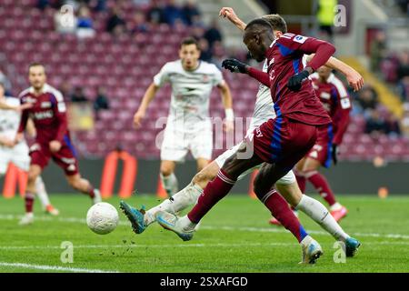 Ginevra, Svizzera. 23 febbraio 2025. Ginevra, Svizzera, 23 febbraio 2025 : Alioune Ndoye (24 Servette FC) spara la palla (azione) durante la partita di Super League tra Servette FC e FC Winterthur allo Stade de Geneve di Ginevra, Svizzera (Giuseppe Velletri/SPP) credito: SPP Sport Press Photo. /Alamy Live News Foto Stock