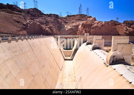 Grande canyon con un ponte sopra di esso. Il canyon è molto largo e il ponte è molto lungo Foto Stock