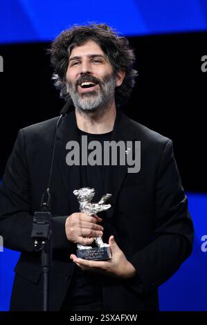 Ivan Fund mit dem Silbernen Bär Preis der Jury für 'El mensaje / The Message' bei der Closing Ceremony mit Preisverleihung auf der Berlinale 2025 / 75. Internationale Filmfestspiele Berlin im Berlinale Palast. Berlino, 22.02.2025 Foto Stock