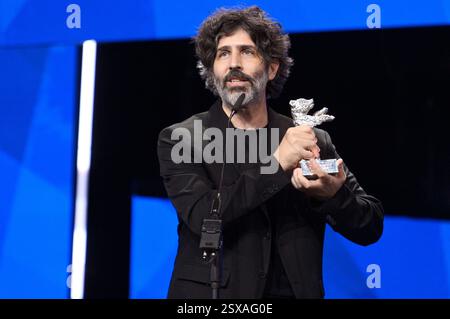 Ivan Fund mit dem Silbernen Bär Preis der Jury für 'El mensaje / The Message' bei der Closing Ceremony mit Preisverleihung auf der Berlinale 2025 / 75. Internationale Filmfestspiele Berlin im Berlinale Palast. Berlino, 22.02.2025 Foto Stock
