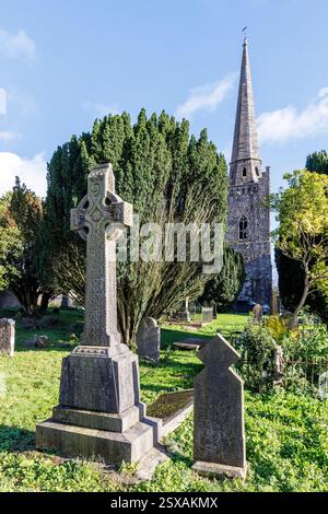 Cimitero con croce celtica, Chiesa di San Columba d'Irlanda, Kells, Co Meath, Irlanda Foto Stock
