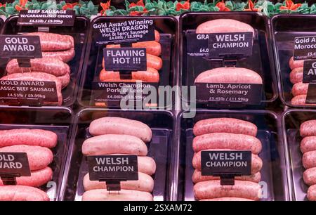Salsicce in vendita in una macelleria, Abergavenny, Galles, Regno Unito Foto Stock