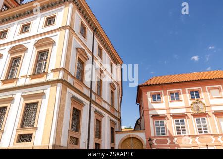 Un'immagine splendidamente catturata che mostra gli edifici storici europei contro un cielo blu vivace, che presenta un elegante mix di patrimonio architettonico e. Foto Stock