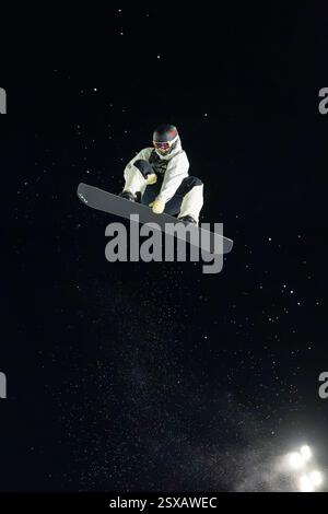 Calgary, Alberta, Canada. 21 febbraio 2025. Jason Wolle degli Stati Uniti in azione durante la gara maschile di Halfpipe di Snowboard alla FIS Snowboard World Cup 2025 di Calgary. Foto Stock