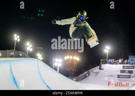 Calgary, Alberta, Canada. 21 febbraio 2025. Sena Tomita del Giappone in azione durante la gara femminile di Halfpipe Snowboard alla FIS Snowboard World Cup 2025 Calgary. Foto Stock