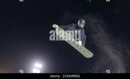 Calgary, Alberta, Canada. 21 febbraio 2025. Isabelle Lötscher della Svizzera in azione durante la gara femminile di Halfpipe di Snowboard alla FIS Snowboard World Cup 2025 Calgary. Foto Stock