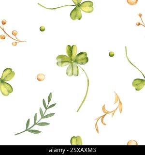 Motivo senza cuciture con trifoglio, Shamrock e rami e bolle verdi e dorati. Illustrazione ad acquerello disegnata a mano isolata su sfondo bianco Foto Stock