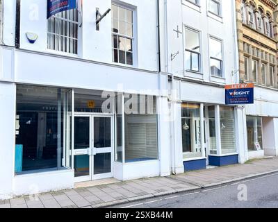 Barnstable, Devon, Inghilterra, Regno Unito - 21 febbraio 2025: Fila di negozi vuoti nella strada principale del centro di Barnstable. Foto Stock