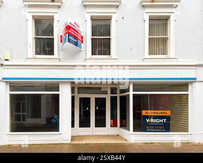 Barnstable, Devon, Inghilterra, Regno Unito - 21 febbraio 2025: Negozio vuoto nella strada principale del centro di Barnstable. Foto Stock