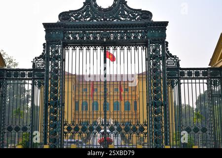 Presente e passato - la vivace vita di Hanoi, capitale del Vietnam VN Foto Stock