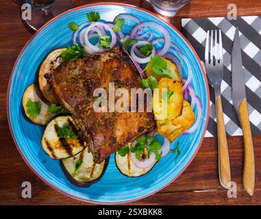 carne di maiale arrosto con verdure Foto Stock
