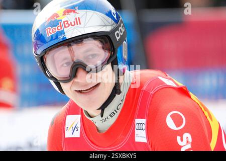 Crans-Montana, Vallese, Svizzera. 23 febbraio 2025. Gli sciatori alpini svizzeri Marco Odermatt guardano gli altri concorrenti su un grande schermo nell'area di arrivo a Barzettes dopo aver completato la sua corsa nella Audi FIS Ski World Cup Super-G a Crans-Montana, Vallese, Svizzera, il 23 febbraio 2025. Odermatt finì primo, e Monney finì secondo nella competizione. Credito: Orjan Ellingvag/Alamy Live News Foto Stock