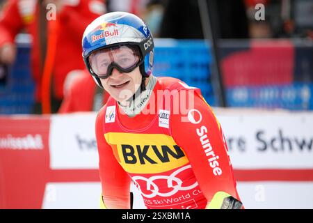 Crans-Montana, Vallese, Svizzera. 23 febbraio 2025. Gli sciatori alpini svizzeri Marco Odermatt guardano gli altri concorrenti su un grande schermo nell'area di arrivo a Barzettes dopo aver completato la sua corsa nella Audi FIS Ski World Cup Super-G a Crans-Montana, Vallese, Svizzera, il 23 febbraio 2025. Odermatt finì primo, e Monney finì secondo nella competizione. Credito: Orjan Ellingvag/Alamy Live News Foto Stock