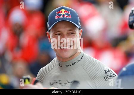 Crans-Montana, Vallese, Svizzera. 23 febbraio 2025. Gli sciatori alpini svizzeri Marco Odermatt guardano gli altri concorrenti su un grande schermo nell'area di arrivo a Barzettes dopo aver completato la sua corsa nella Audi FIS Ski World Cup Super-G a Crans-Montana, Vallese, Svizzera, il 23 febbraio 2025. Odermatt finì primo, e Monney finì secondo nella competizione. Credito: Orjan Ellingvag/Alamy Live News Foto Stock