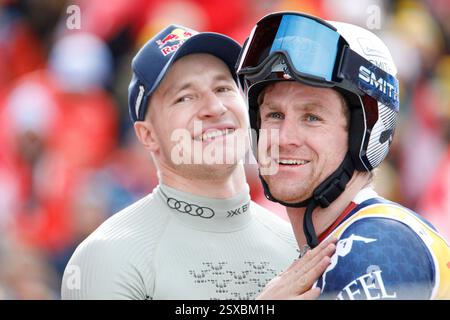 Crans-Montana, Vallese, Svizzera. 23 febbraio 2025. Lo sciatore alpino svizzero Marco Odermatt e l'alpinista americano Ryan Cochran-Siegle nell'area di arrivo a Barzettes dopo aver completato le loro corse nella Audi FIS Ski World Cup Super-G a Crans-Montana, Vallese, Svizzera, il 23 febbraio 2025. Odermatt finì primo, e Monney finì secondo nella competizione. Credito: Orjan Ellingvag/Alamy Live News Foto Stock