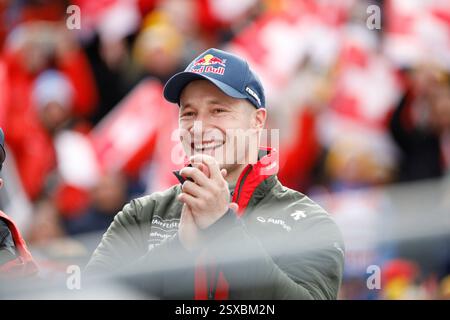 Crans-Montana, Vallese, Svizzera. 23 febbraio 2025. Gli sciatori alpini svizzeri Marco Odermatt guardano gli altri concorrenti su un grande schermo nell'area di arrivo a Barzettes dopo aver completato la sua corsa nella Audi FIS Ski World Cup Super-G a Crans-Montana, Vallese, Svizzera, il 23 febbraio 2025. Odermatt finì primo, e Monney finì secondo nella competizione. Credito: Orjan Ellingvag/Alamy Live News Foto Stock