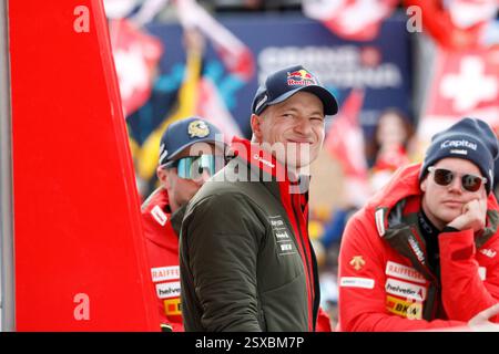 Crans-Montana, Vallese, Svizzera. 23 febbraio 2025. Gli sciatori alpini svizzeri Marco Odermatt guardano gli altri concorrenti su un grande schermo nell'area di arrivo a Barzettes dopo aver completato la sua corsa nella Audi FIS Ski World Cup Super-G a Crans-Montana, Vallese, Svizzera, il 23 febbraio 2025. Odermatt finì primo, e Monney finì secondo nella competizione. Credito: Orjan Ellingvag/Alamy Live News Foto Stock
