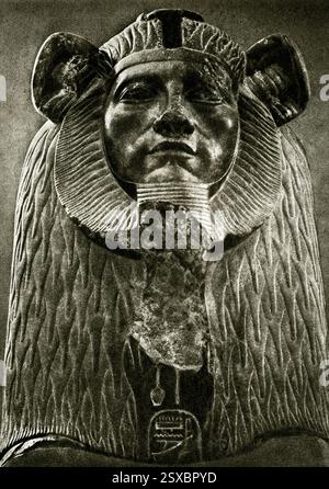 In questa immagine del 1925 si vede la sfinge di granito del re Amenemhet III di fronte a Tanis nel Museo del Cairo. Amenemhat (III) Nimaatre (1807/06-1798/97 a.C.) fu un re della XII dinastia. Regnò per circa 45 anni ed è famoso come costruttore del complesso mortuario del re a Hawara, all'ingresso del Fayum, probabilmente il "labirinto" che impressionò così tanto gli antichi autori greci Foto Stock