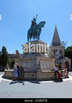 Statua di Santo Stefano i al Bastione dei pescatori. La statua equestre in bronzo sorge su un piedistallo decorato, circondato da turisti e storia. Foto Stock