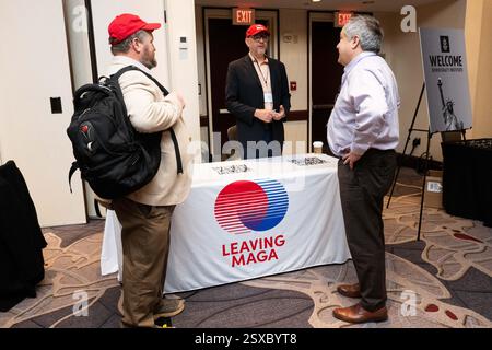 Washington, Stati Uniti. 23 febbraio 2025. The Leaving Maga Organizations table al Principles First Summit di Washington, DC (foto di Michael Brochstein/Sipa USA) Credit: SIPA USA/Alamy Live News Foto Stock