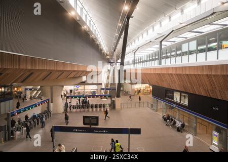 Pendolari alla stazione di London Bridge. I cancelli dei biglietti, i negozi e le piattaforme ferroviarie sono visibili. Foto Stock