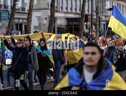 Saint Ouen, Parigi, Francia. 23 febbraio 2025. I manifestanti marciano con cartelli e bandiere ucraine durante una manifestazione a sostegno dell'Ucraina alla vigilia del terzo anniversario dell'invasione russa del paese, a Parigi il 23 febbraio 2025. (Credit Image: © Sadak Souici/ZUMA Press Wire) SOLO PER USO EDITORIALE! Non per USO commerciale! Crediti: ZUMA Press, Inc./Alamy Live News Foto Stock