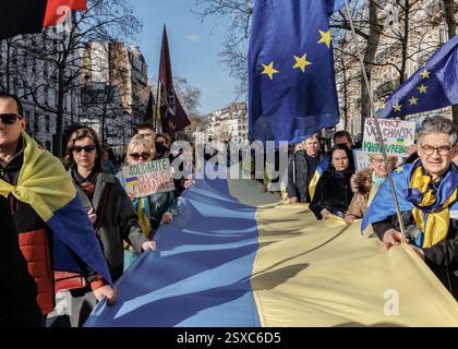 Saint Ouen, Parigi, Francia. 23 febbraio 2025. I manifestanti marciano con cartelli e bandiere ucraine durante una manifestazione a sostegno dell'Ucraina alla vigilia del terzo anniversario dell'invasione russa del paese, a Parigi il 23 febbraio 2025. (Credit Image: © Sadak Souici/ZUMA Press Wire) SOLO PER USO EDITORIALE! Non per USO commerciale! Crediti: ZUMA Press, Inc./Alamy Live News Foto Stock