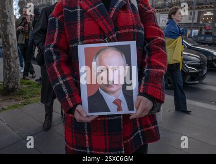 Saint Ouen, Parigi, Francia. 23 febbraio 2025. I manifestanti marciano con cartelli e bandiere ucraine durante una manifestazione a sostegno dell'Ucraina alla vigilia del terzo anniversario dell'invasione russa del paese, a Parigi il 23 febbraio 2025. (Credit Image: © Sadak Souici/ZUMA Press Wire) SOLO PER USO EDITORIALE! Non per USO commerciale! Crediti: ZUMA Press, Inc./Alamy Live News Foto Stock