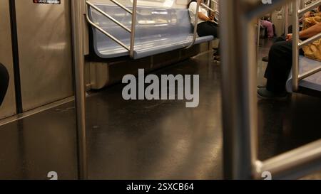 New York City, Stati Uniti - 29 agosto 2023: Metropolitana, persone all'interno di un carro metropolitano. Trasporto in metropolitana, trasporto passeggeri, metropolitana pubblica. Traffico ferroviario. Abitacolo cabina. Foto Stock