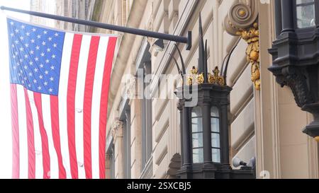 New York City, Stati Uniti - 6 settembre 2023: Facciata dell'edificio Grand Lodge of Masons, Manhattan Street. Architettura della sede centrale della Massoneria. Organizzazione di muratura a New York, Stati Uniti. Esterno Massonic Hall. Bandiera Foto Stock