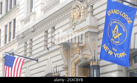 New York City, Stati Uniti - 6 settembre 2023: Facciata dell'edificio Grand Lodge of Masons, Manhattan Street. Architettura della sede centrale della Massoneria. Organizzazione di muratura a New York, Stati Uniti. Esterno Massonic Hall. Bandiera Foto Stock